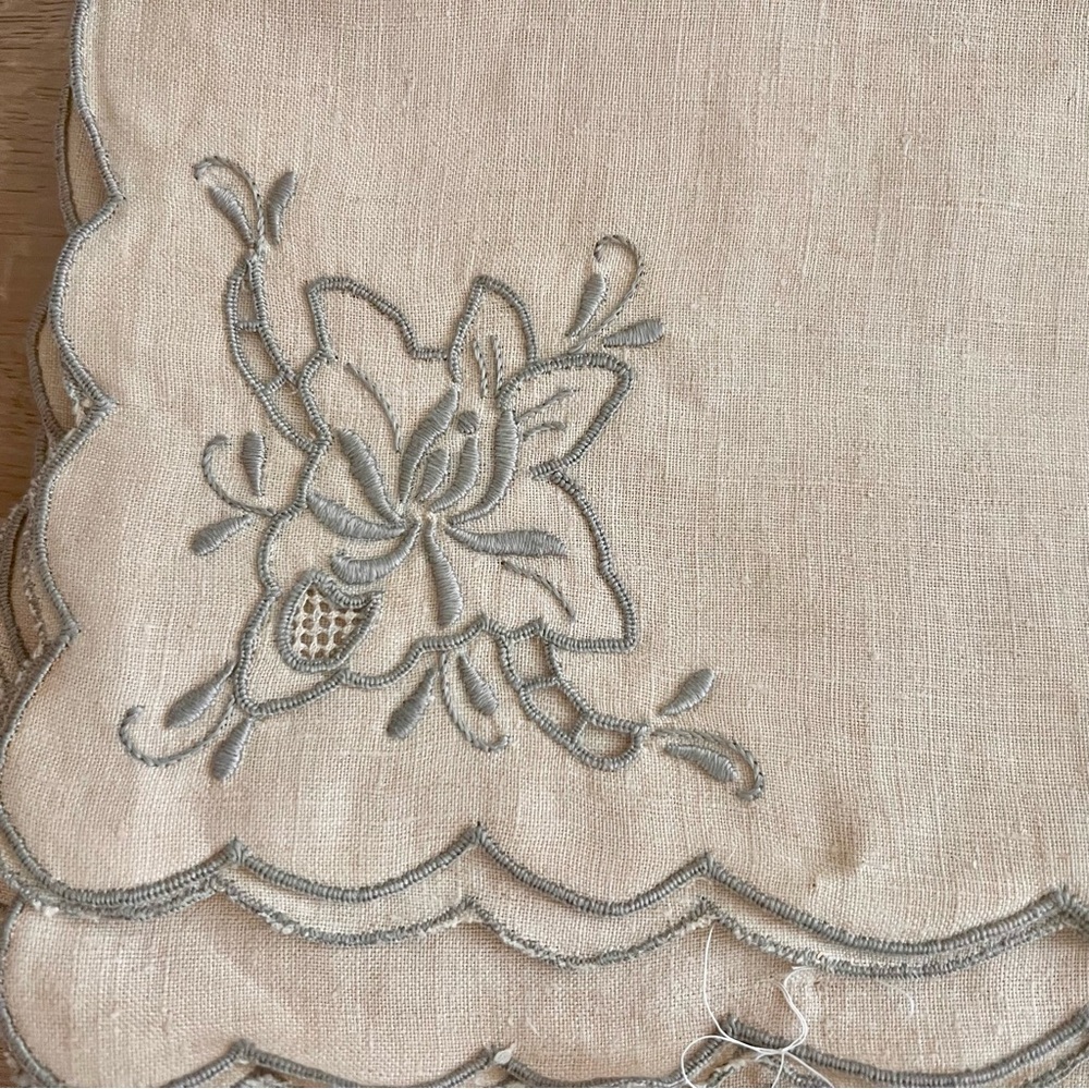 Vtg Madeira Embroidered Cutwork Lace Floral Linen Tablecloth 113”x62” & Napkins - Picture 9 of 10
